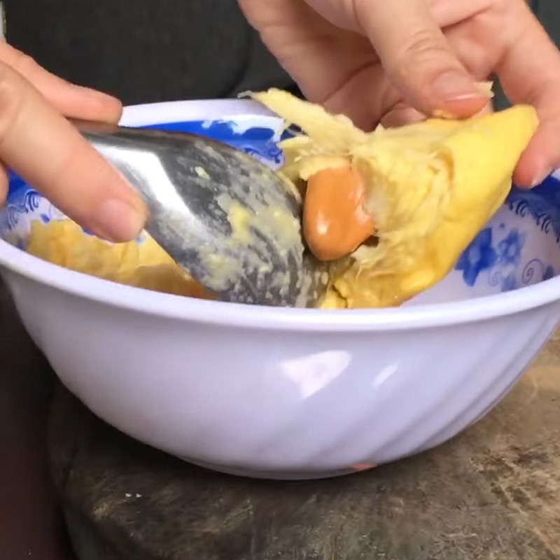 Bước 2 Tách thịt sầu riêng Gà nướng sầu riêng