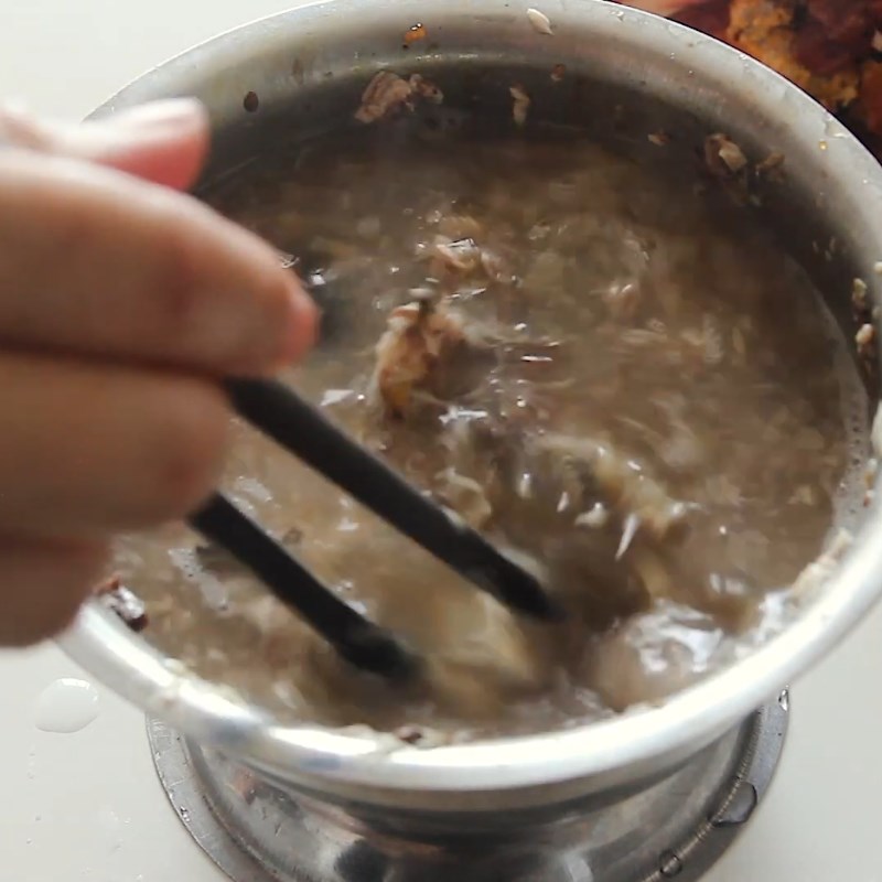 Bước 2 Tách thịt và lọc xương cá Cháo cá chép