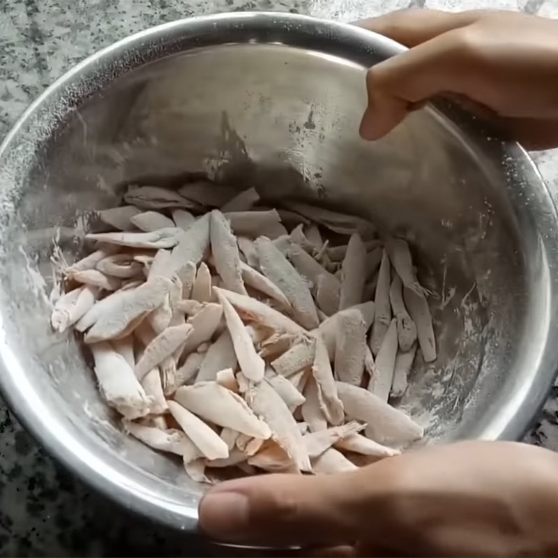 Bước 2 Tẩm bột, chiên cá cơm Cá cơm chiên nước mắm