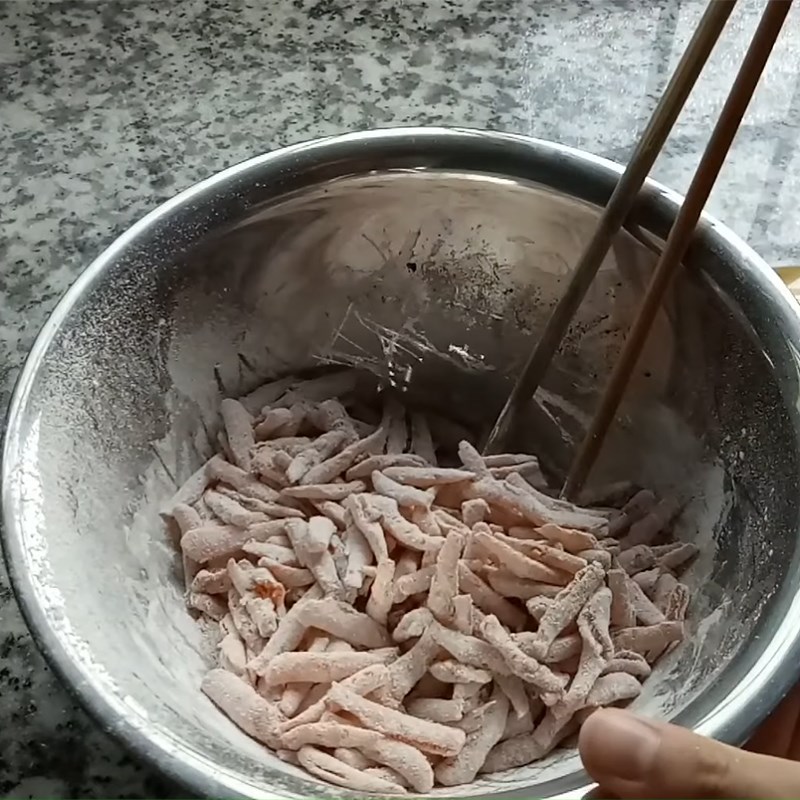 Bước 2 Tẩm bột, chiên cá cơm Cá cơm chiên sả tế