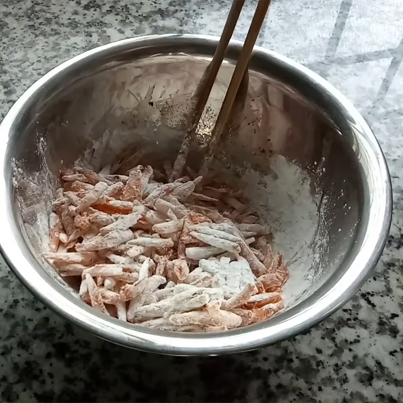 Bước 2 Tẩm bột, chiên cá cơm Cá cơm chiên sả tế