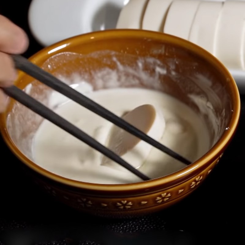 Bước 2 Tẩm bột và chiên đậu hũ Đậu hũ chiên xù sốt xí muội