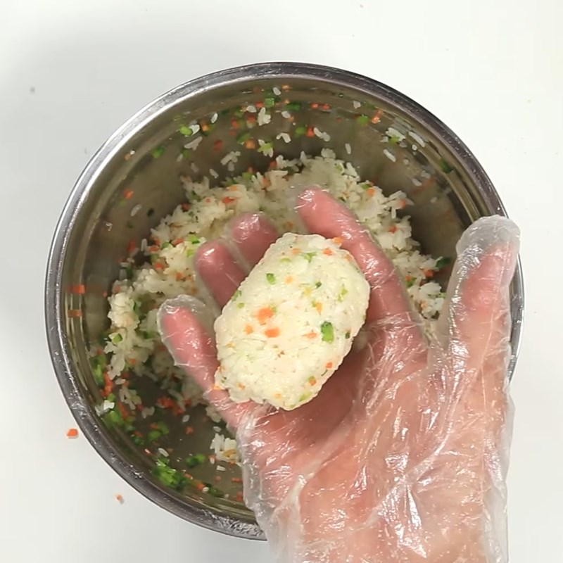 Bước 2 Tạo hình Cơm nguội bọc xúc xích
