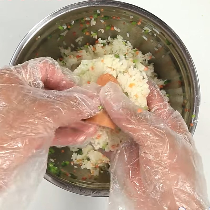 Bước 2 Tạo hình Cơm nguội bọc xúc xích
