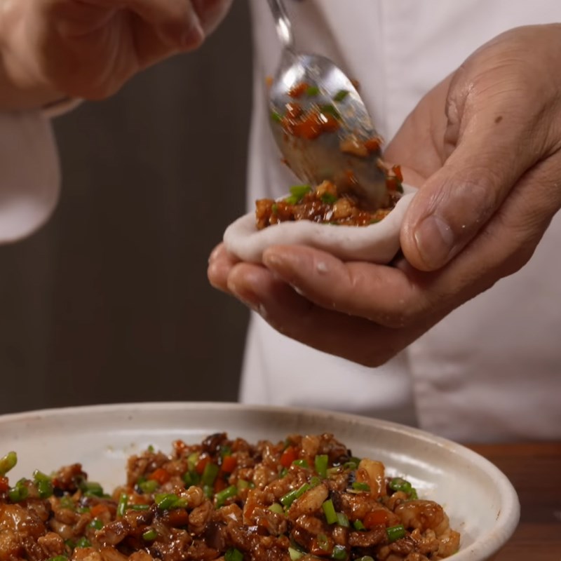 Bước 5 Tạo hình bánh Bánh khoai môn kén nhân tôm thịt