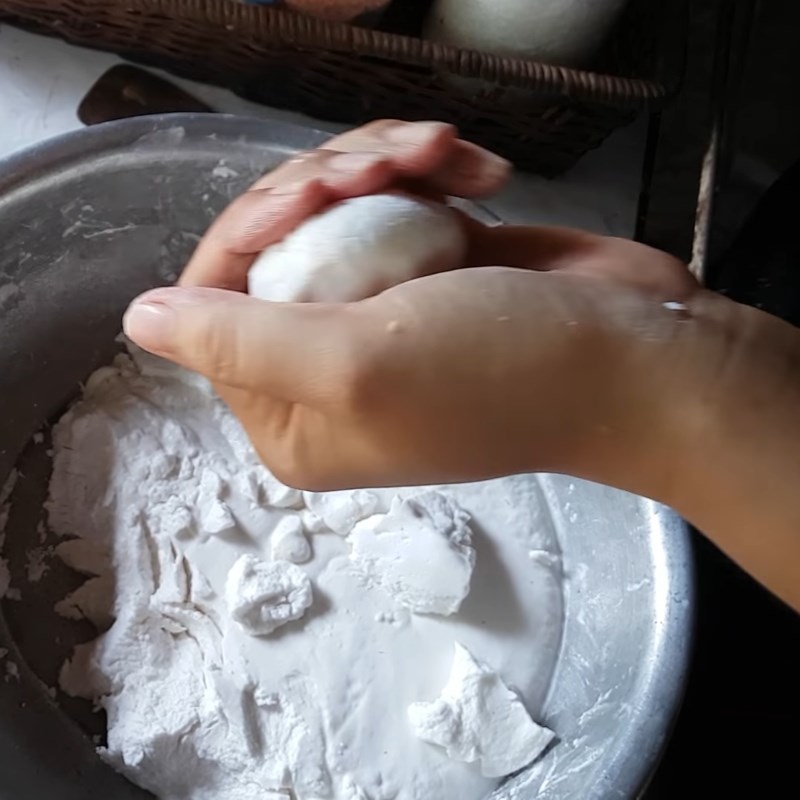 Bước 7 Tạo hình chè Chè trôi nước gấc nhân sầu riêng