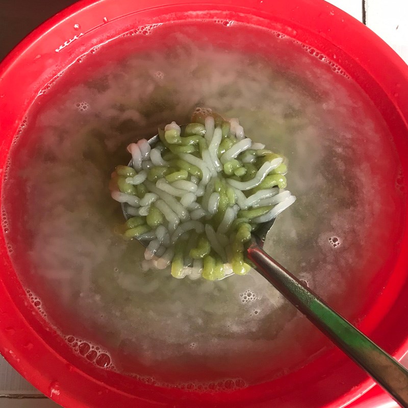 Bước 4 Tạo hình chè bánh lọt Chè bánh lọt nước cốt dừa