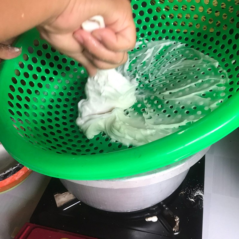 Bước 4 Tạo hình chè bánh lọt Chè bánh lọt nước cốt dừa