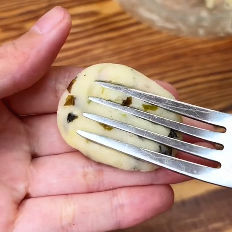 Bước 3 Tạo hình khoai tây Bánh khoai tây chiên (Công thức được chia sẻ từ TikTok Cách Nấu Ngon cùng Cách Nấu Ngon)