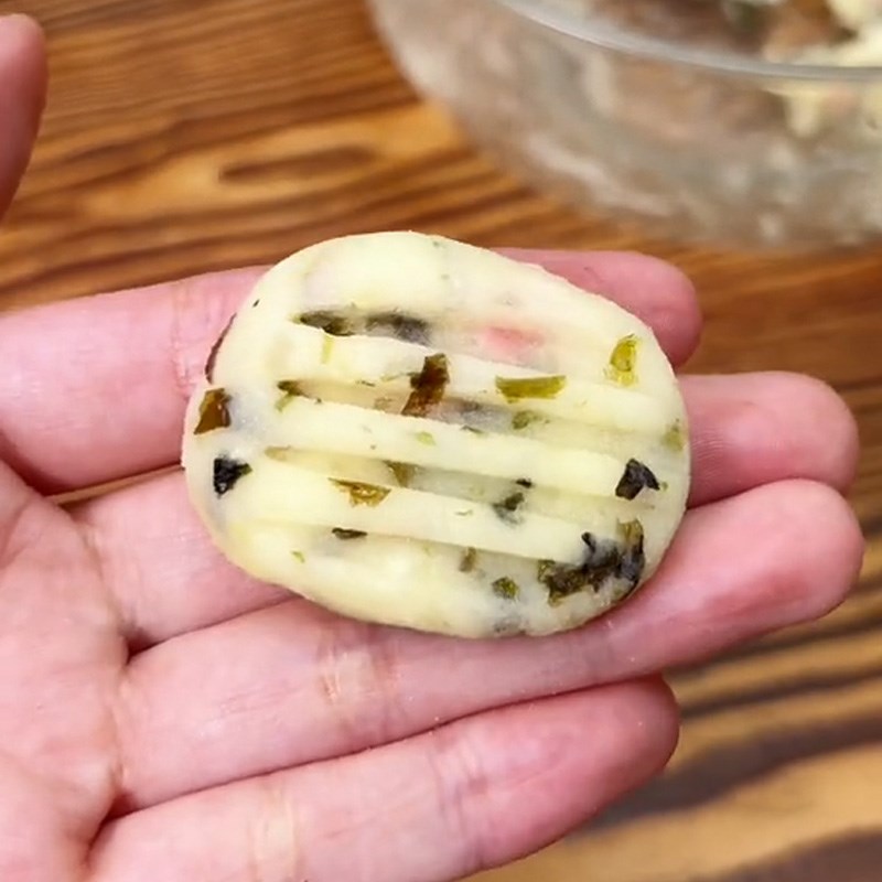 Bước 3 Tạo hình khoai tây Bánh khoai tây chiên (Công thức được chia sẻ từ TikTok Cách Nấu Ngon cùng Cách Nấu Ngon)