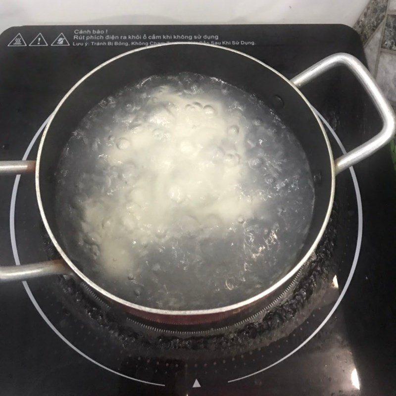 Bước 2 Tạo hình và luộc bánh gạo tokbokki Bánh gạo tokbokki bằng cơm nguội (công thức được chia sẻ từ người dùng)