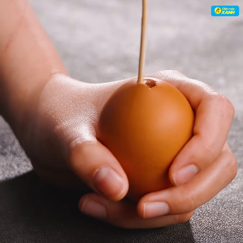 Bước 1 Tạo lỗ nhỏ trên đầu trứng Trứng gà nướng bằng lò nướng