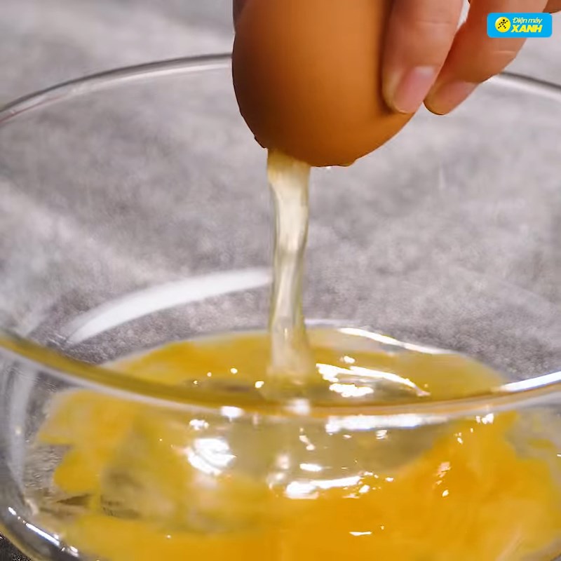 Bước 1 Tạo lỗ nhỏ trên đầu trứng Trứng gà nướng bằng lò nướng