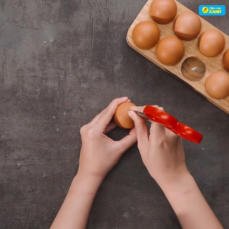 Bước 1 Tạo lỗ nhỏ trên đầu trứng Trứng gà nướng bằng lò nướng