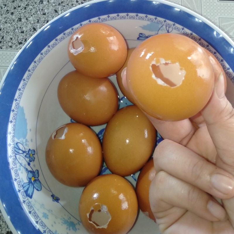 Bước 1 Tạo lỗ trên vỏ và lấy trứng ra Trứng gà nướng bằng bếp than