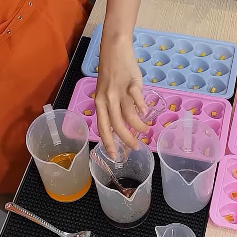 Bước 3 Tạo màu rau câu Thạch trái cây trong trà sữa