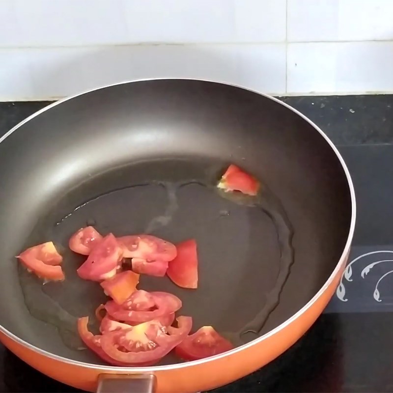 Bước 3 Tao sơ cá và cà chua Canh chua lá giang