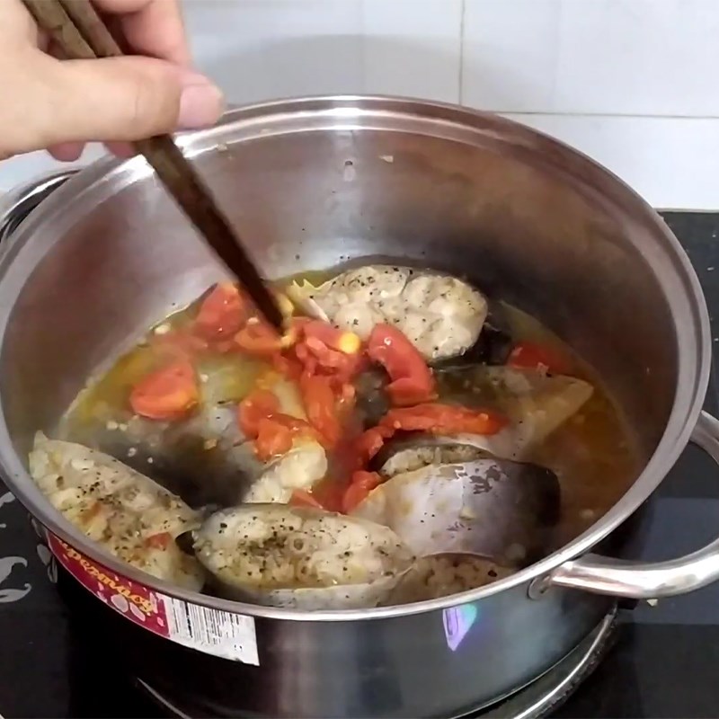 Bước 3 Tao sơ cá và cà chua Canh chua lá giang