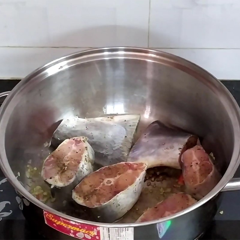 Bước 3 Tao sơ cá và cà chua Canh chua lá giang