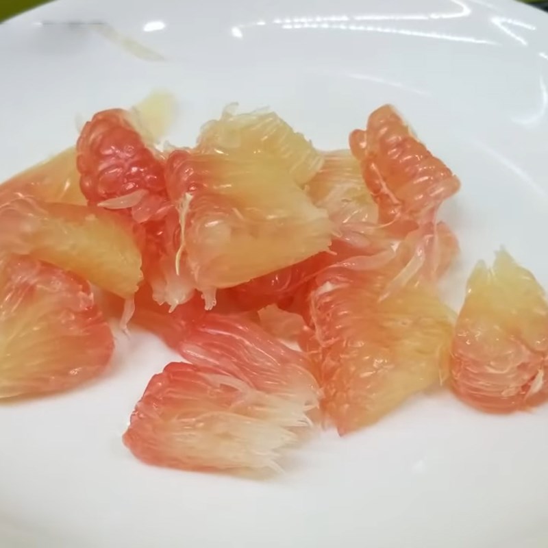 Bước 2 Thái nhỏ vỏ bưởi và tách múi bưởi Siro bưởi mật ong