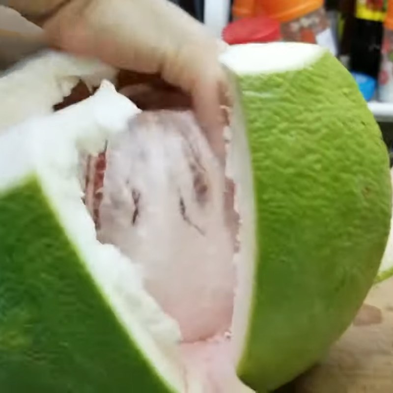 Bước 2 Thái nhỏ vỏ bưởi và tách múi bưởi Siro bưởi mật ong