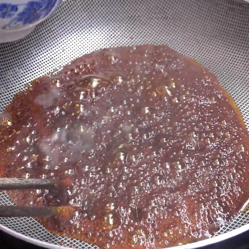 Bước 3 Thắng nước màu Cá chép kho khế