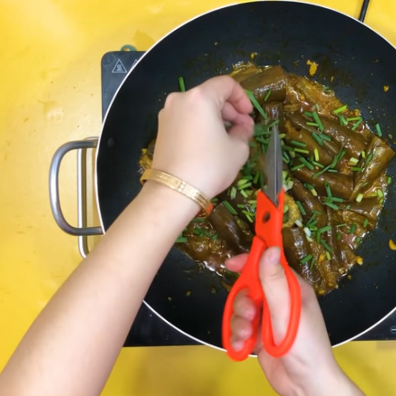 Bước 3 Xào cà tím Cà tím xào nước tương