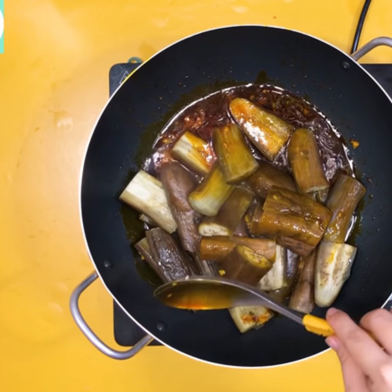 Bước 3 Xào cà tím Cà tím xào nước tương