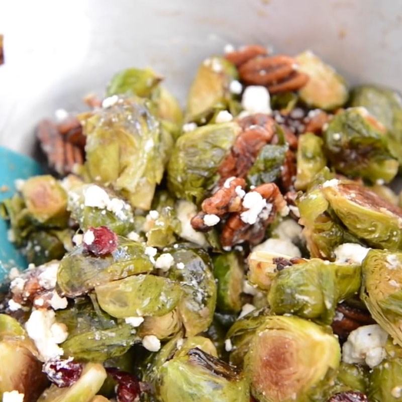 Bước 5 Thành phẩm Salad bắp cải tí hon hạt hồ đào