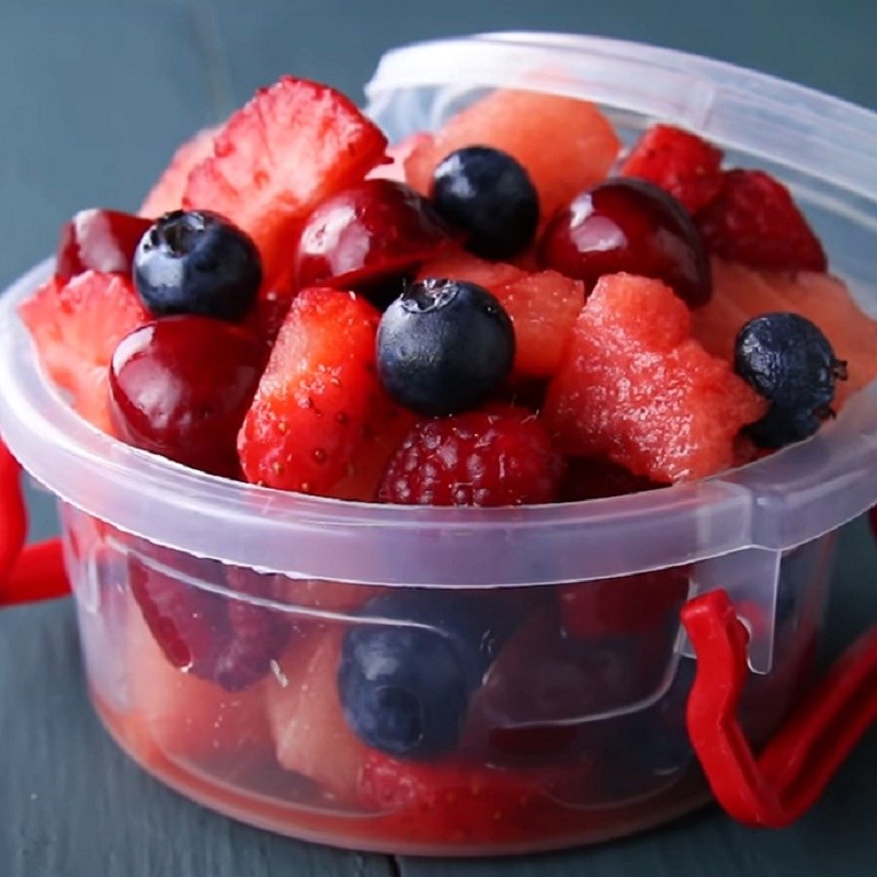 Bước 3 Thành phẩm Salad hoa quả họ berry dưa hấu