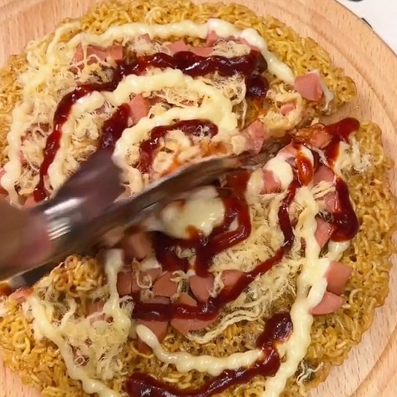 Bước 3 Thành phẩm Pizza mì gói (Công thức được chia sẻ từ TikTok Cách Nấu Ngon cùng Cách Nấu Ngon)