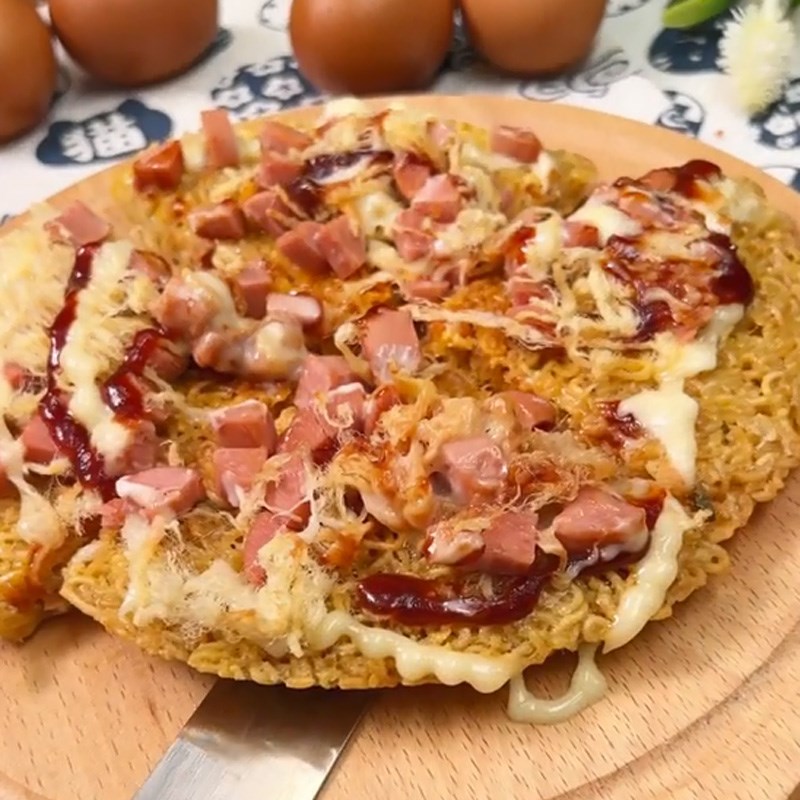 Bước 3 Thành phẩm Pizza mì gói (Công thức được chia sẻ từ TikTok Cách Nấu Ngon cùng Cách Nấu Ngon)
