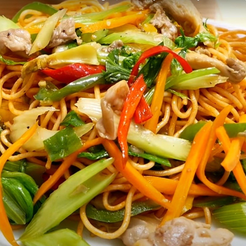 Bước 7 Thành phẩm Mì xào gà chua cay