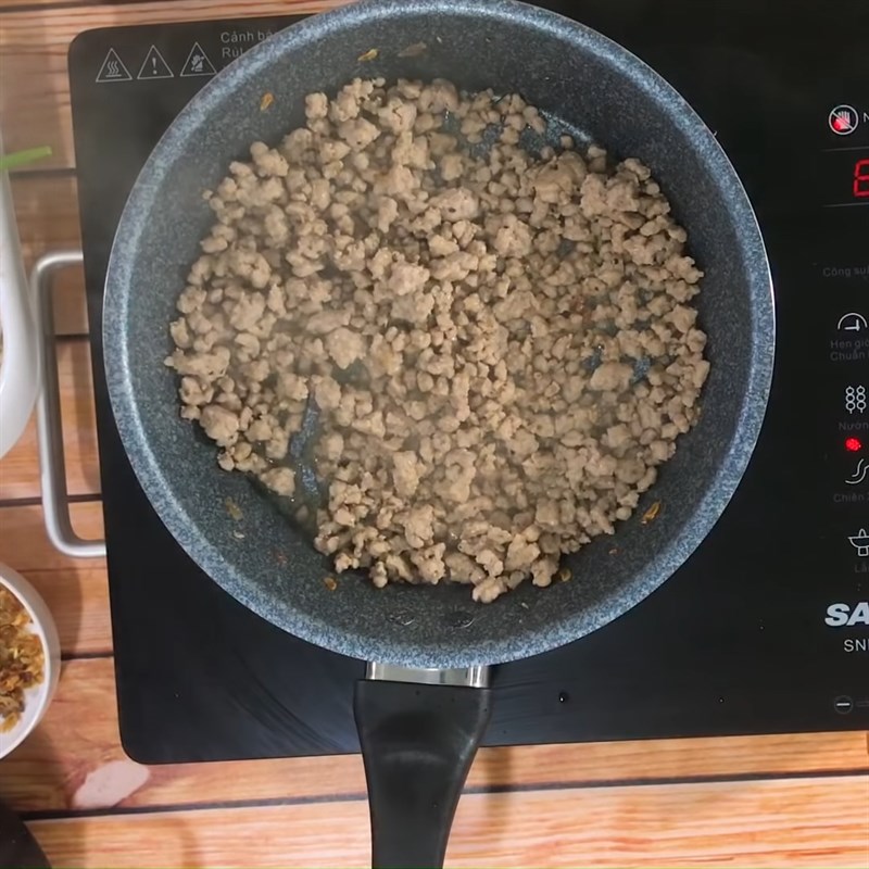 Bước 5 Xào thịt băm Nui giò heo thịt băm