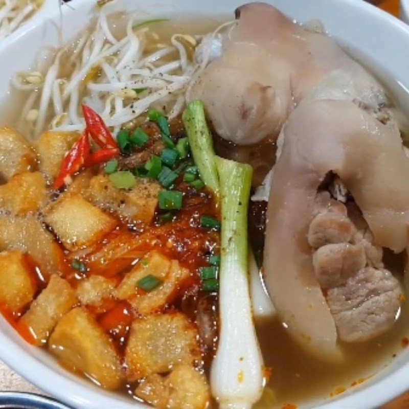 Bước 8 Thành phẩm Hủ tiếu giò heo tóp mỡ sa tế