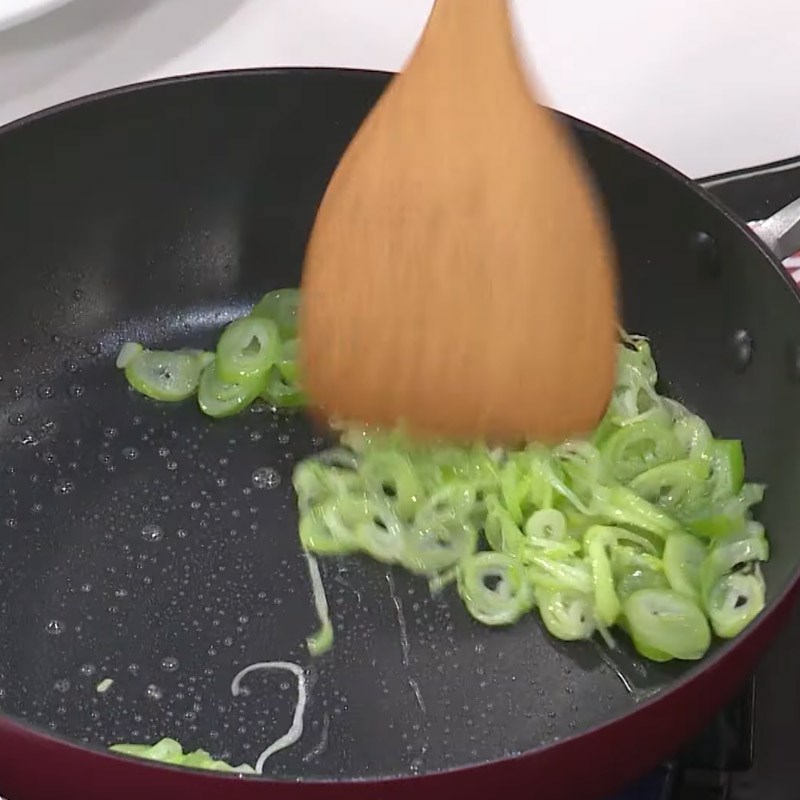 Bước 3 Làm mì căn xào chay Bắp non xào mì căn