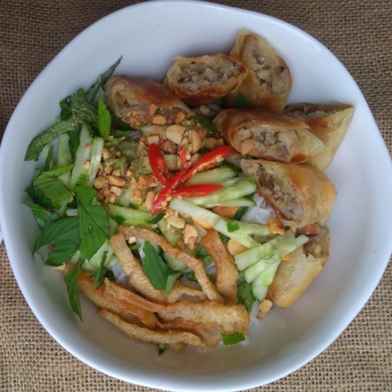Bước 5 Thành phẩm Cách làm bún chả giò với chả giò mua sẵn