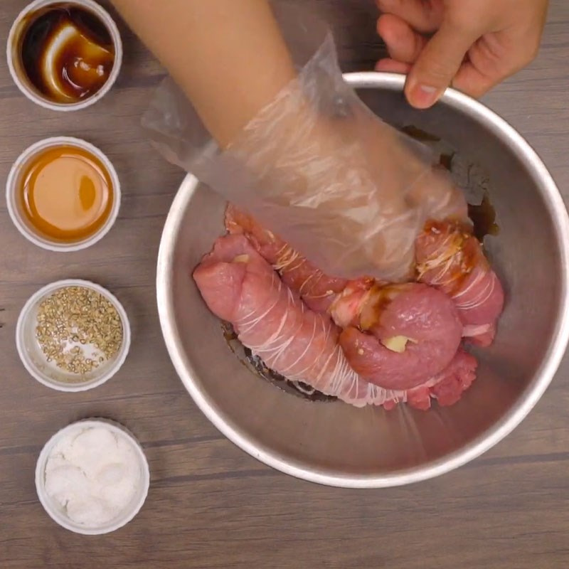 Bước 4 Ướp thịt Thịt heo cuộn phô mai sốt nho