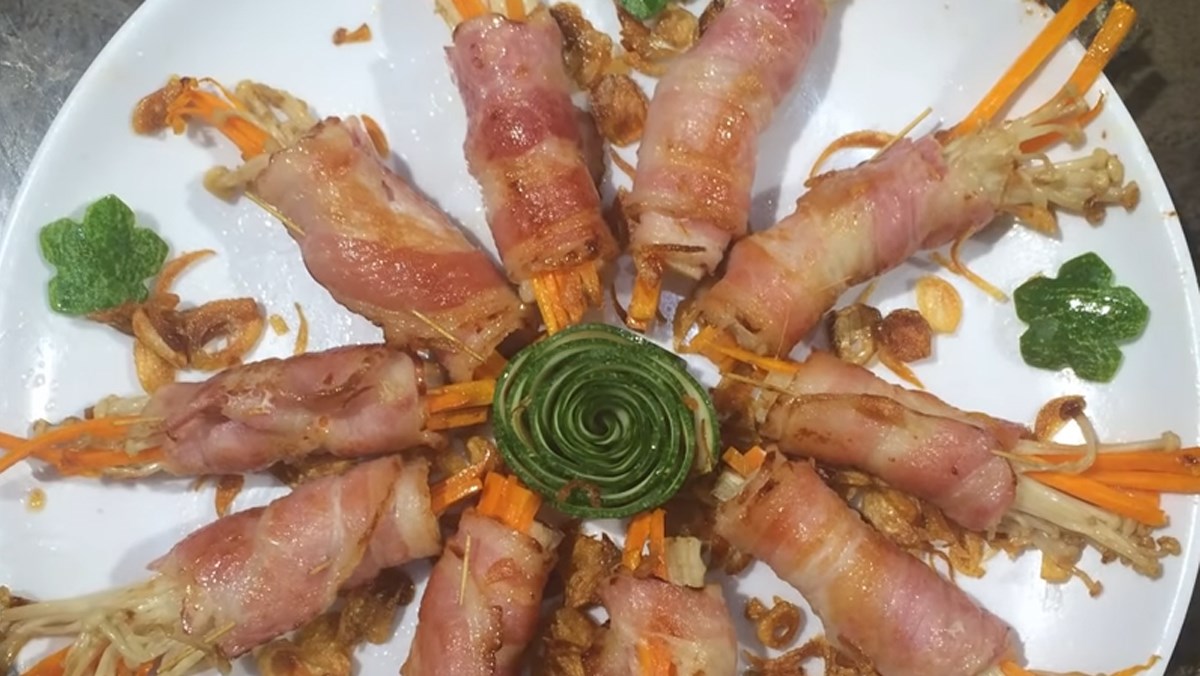 Thịt xông khói cuộn nấm kim châm