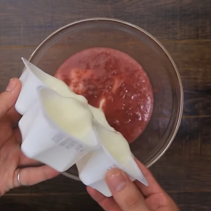 Bước 4 Trộn hỗn hợp Pudding sữa chua dâu tây
