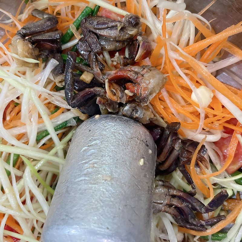 Bước 4 Trộn ba khía Gỏi đu đủ ba khía
