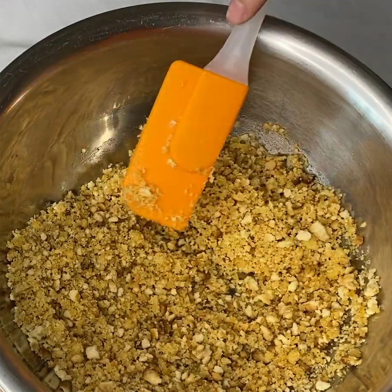 Bước 1 Trộn bánh quy với bơ Bánh pudding dâu