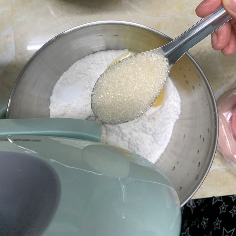 Bước 2 Trộn bột Bánh mì cuộn chà bông sốt trứng gà