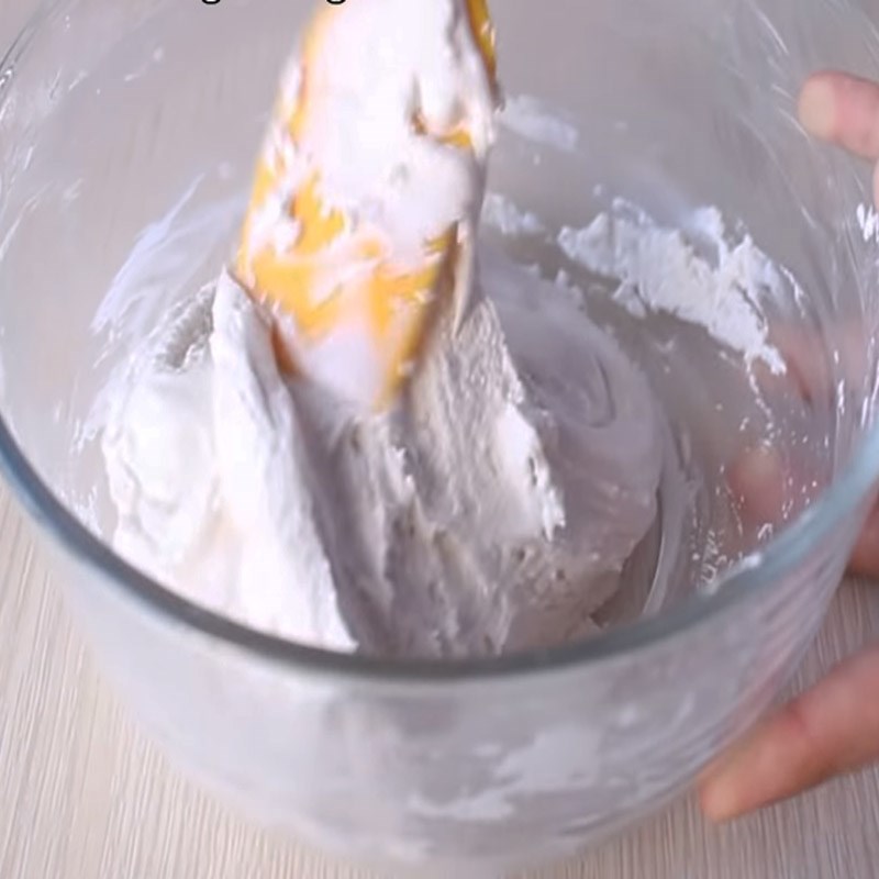 Bước 2 Trộn bột Bánh bò sữa