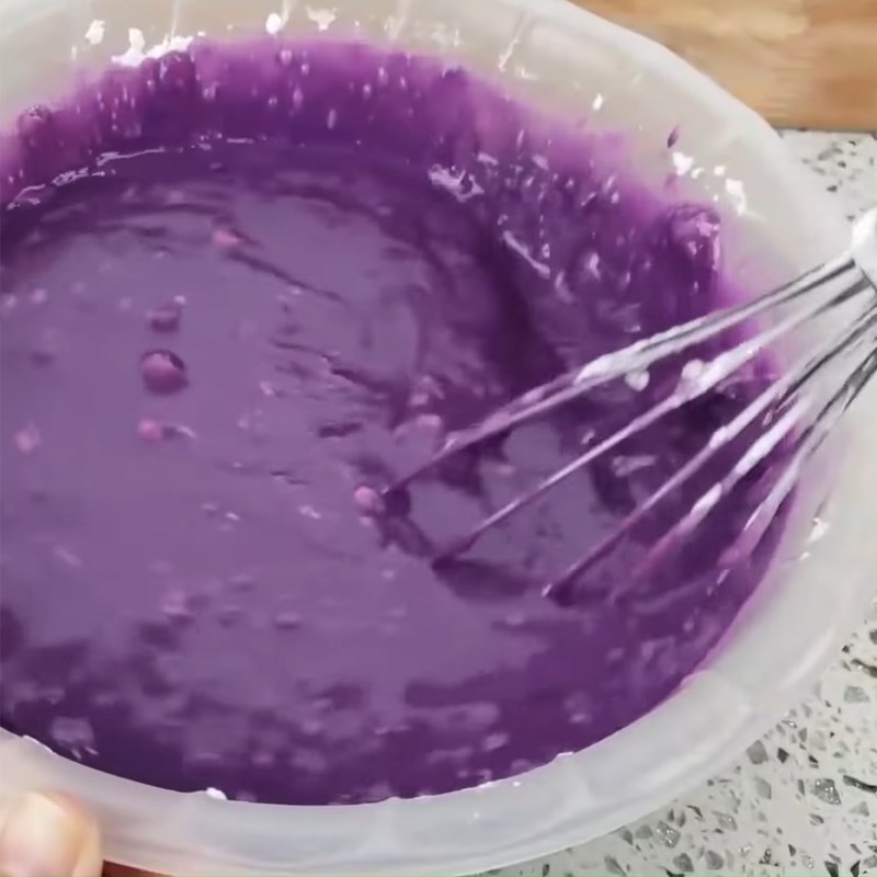 Bước 2 Trộn bột Bánh bò rễ tre khoai lang tím