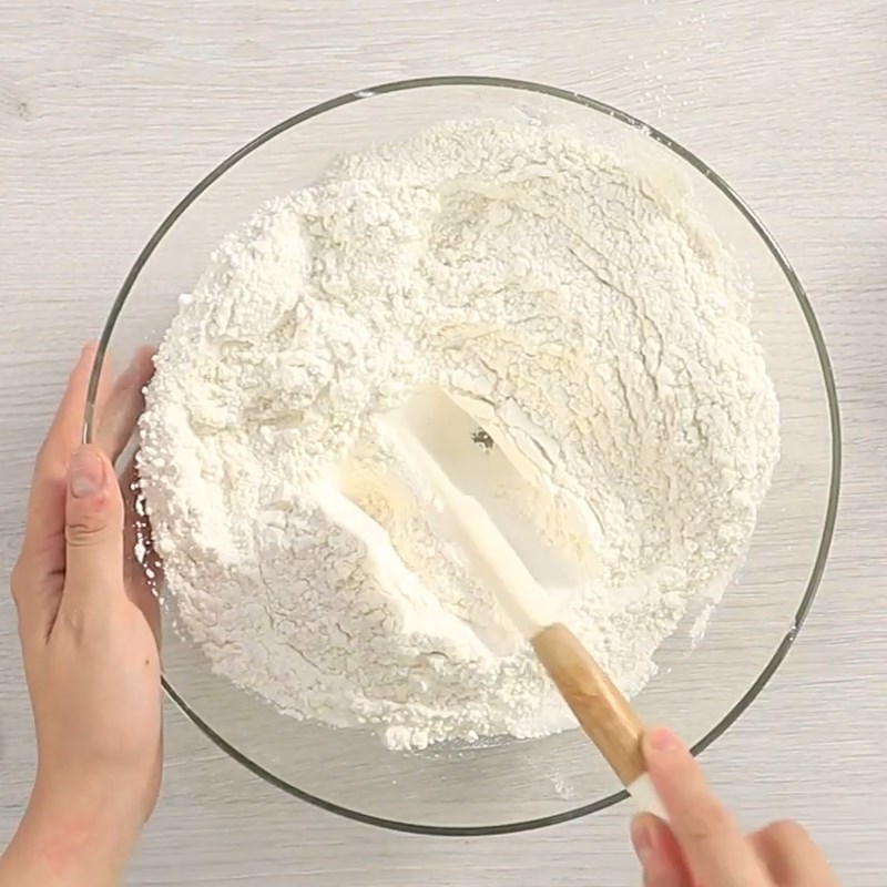 Bước 1 Trộn bột Bánh mì cuộn xúc xích