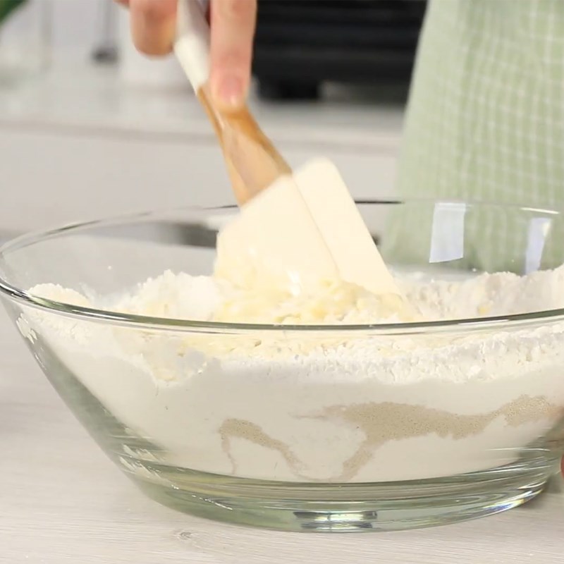 Bước 1 Trộn bột Bánh mì cuộn xúc xích