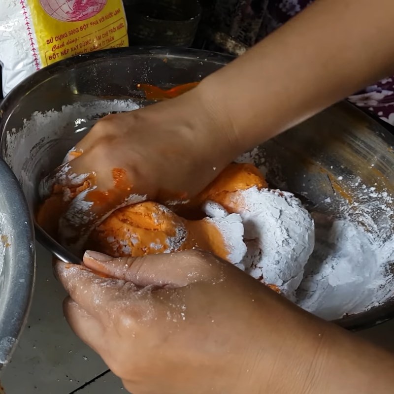 Bước 5 Trộn bột Chè trôi nước gấc nhân sầu riêng