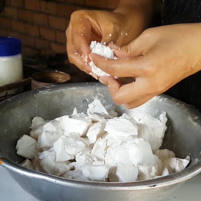 Bước 5 Trộn bột Chè trôi nước gấc nhân sầu riêng