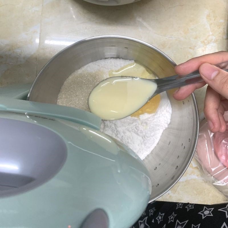 Bước 2 Trộn bột Bánh mì cuộn chà bông sốt trứng gà
